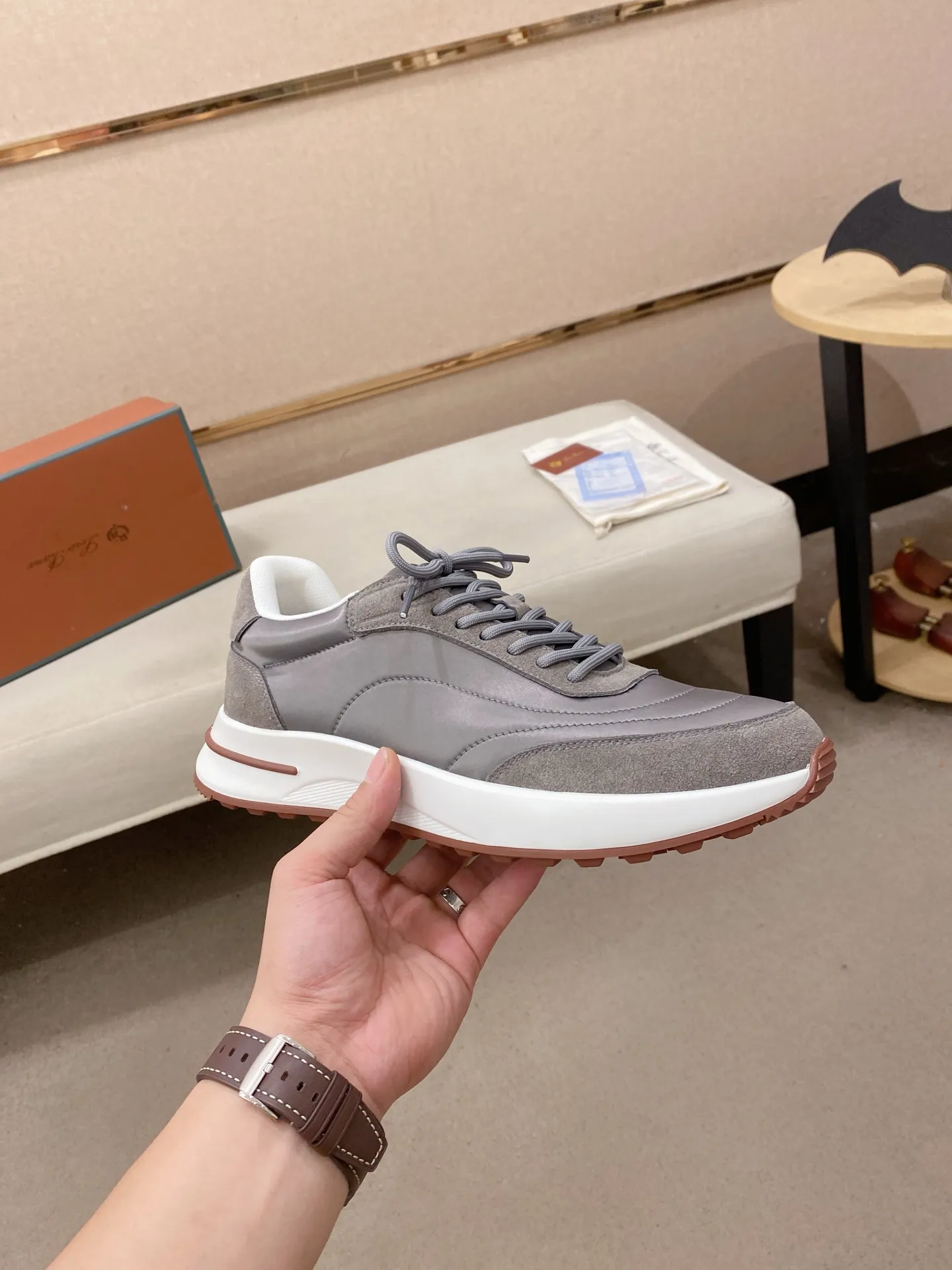 Men's shoes 💰: 462💰🔥𝐥𝐨𝐫𝐨 𝐏𝐢𝐚𝐧𝐚 lp classic loafers, an Italian treasure brand, the only brand that can match Hermès! Only after wearing it do we realize that we can’t live up to our feet. The upper is made of imported first-layer cowhide with breathable fabrics, water-dyed cowhide foot pads, and the official original glass rubber outsole and pendant. Exclusive original packaging (tag ➕ brand paper ➕ outer box ➕ hand bag) code number: 38-44. Can be customized 45-46